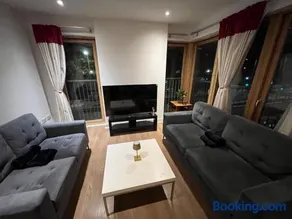 Glasgow Bright Modern Apartment - Image 3