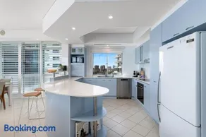 Kirra Oceanfront Views - Image 3