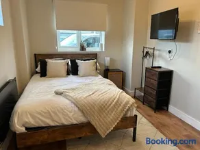 Modern cosy studio near Luton airport, free parking - Image 3