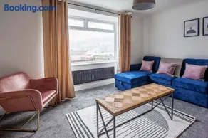 Enjoy 4 BR house perfect for family friends & work - Image 5