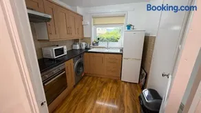 2 Bedroom Holiday Home 20 Mins from Loch Lomond - Image 4