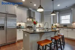 Twin Belmont Homes w 8 King Rooms 4 Living Rooms Sleep Up to 24 Guests Walk to Belmont & Vanderbilt Near Music Row The Gulch & 12 South 2 miles to Broadway Smart TVs Parking 24 Hr Hospitality - Image 2