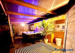 Buddha style family house & jacuzzi & sauna near Amsterdam - Image 1