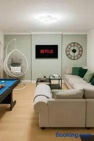 Comfortable Fully Furnished 4 Bedroom Home Sleeps 9 Free Parking WiFi and Private Garden - Image 2