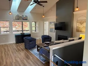 Upscale Two Bedroom Mountain Retreat - Image 1