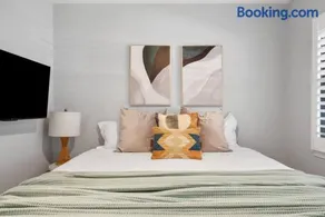 Splash Haven-Heated Pool-Huge Living Area-Sleeps 8 - Image 3