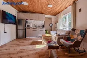 Bright 2 Bedroom, Private Garden - Image 1