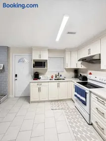 Quiet & Bright Basement Suite near Fraser Street - Image 2