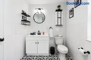 NYC 20min, Sleeps 10, Free Parking, Patio - Image 1
