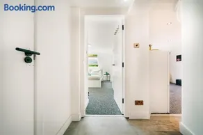 Charming Apartment in the Church near Canary Wharf - Image 3