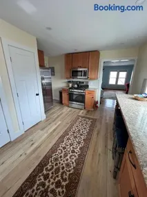 Comfy 2 Bedroom Apartment Close to Lake Erie - Image 4