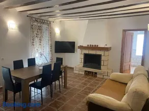 Agradable casa con chimenea interior y barbacoa. - Image 3