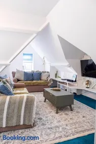 Boho Flat, Sleeps 8, Near Beach Ideal For Groups - Image 3