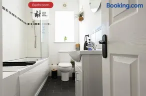 Quiet Premium Stansted Apartment in Central Location with WiFi and Desk - Image 2