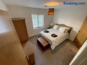 2 Bed 2 Bathroom Gated Apartment 1 Inc free Parking - Image 4