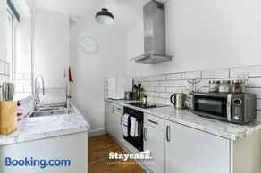 Air Host and Stay - Thomson House - Sleeps 4 2 mins walk from Stockport train station and town centre - Image 3