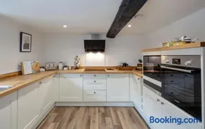 Stylish 2-bed 16th-century apartment in Petersfield town centre, - Image 1