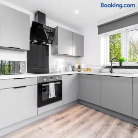 Modern Two Bedroom Apartment - Parking & Balcony - Netflix 6MC - Image 5
