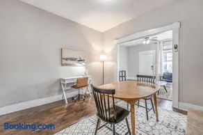 Your Midtown Getaway - Central, Walkable and Calm - Image 4