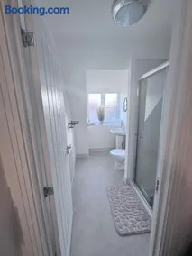 Comfortable En-suite room in peaceful Hampton Home - Image 5