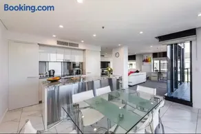 Great views Penthouse on North Terrace - Image 3
