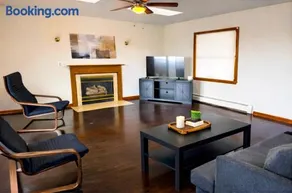 Lake View Home, Sleeps 9, Near Cornell, Family Friendly, Free Parking - Image 3