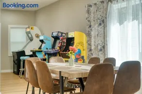 Benton Beach House 4 Bedrooms 3 Full Bathrooms Bike to Beach and St Joseph River Arcade Games Cornhole Firepit Grill - Image 1