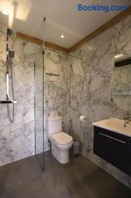 1 Bed Hut - Sleeps 4 - Pets - Parking - Image 3