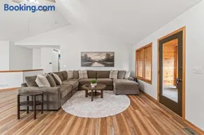 Des Moines 4BR Family Getaway - Image 4