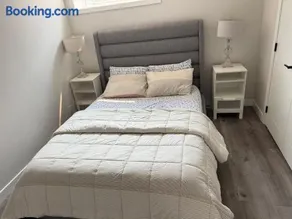 Cozy Suite Near Airport - Image 4