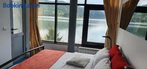 Vila Franceză - Cazare cu jacuzzi pe malul lacului Colibița - Image 1