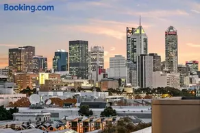 Penthouse with Panoramic Views - Walk to River - Image 1