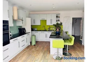 Spacious 4-Bedroom Detached House with Garden & Parking near Underground - Image 3