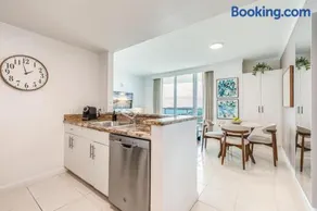 2 bedroom Bay View Beauty in Coconut Grove- Parking for 2 cars included! - Image 5