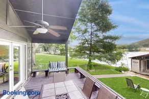 Chic home on Lake Austin with dock, lovely deck, vibrant interior & views - Image 2