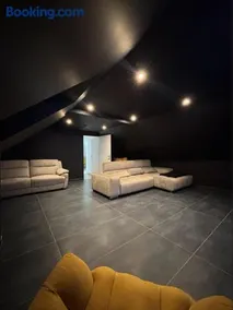 Gîte avec piscine intérieure jacuzzi et cinéma - Image 4