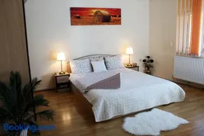 Collosal Apartment with Garden - Image 3
