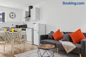 Heathrow Airport London Flight Serviced Apartment - Image 1