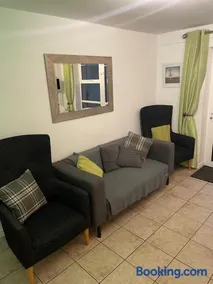 Ground Floor Deluxe Seaside Apartment With Patio & Private Entrance, marine court - Image 3