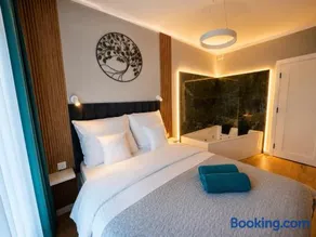 Caroline Jacuzzi Apartments - Image 1
