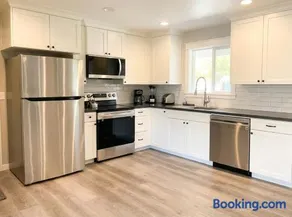 Great Family Friendly Home with Large Fenced Yard - Image 4