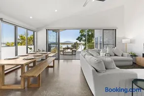 Pelican Retreat - Pet Friendly - Absolute Waterfront - Image 2