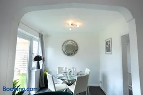 Heart of Windsor Private Garden, Free Parking & Stylish 3BR Home - Image 5