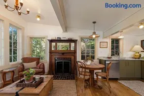Luxury Riverview Cottage - walk to town & trails - Image 1