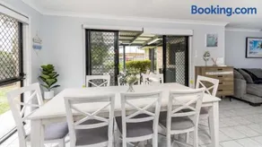 Family Holiday Home At Sandstone Point - Image 4