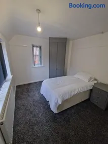 Cozy Stay - 2 Bed Flat -Includes Free Parking - Image 2