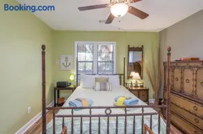 Cheery home with fire-pit, screened-in porch - pets allowed - Image 1