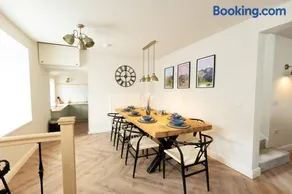 OLD BANK HOUSE - Family & Friends Retreat with Hot Tub Rental Available - Image 3