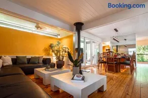 TreeTops Spacious Architectural Retreat - Image 1