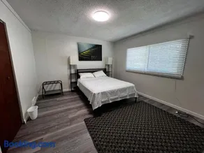 Grand Bella Niagara 5BR 2BATH Close to Falls - Image 3